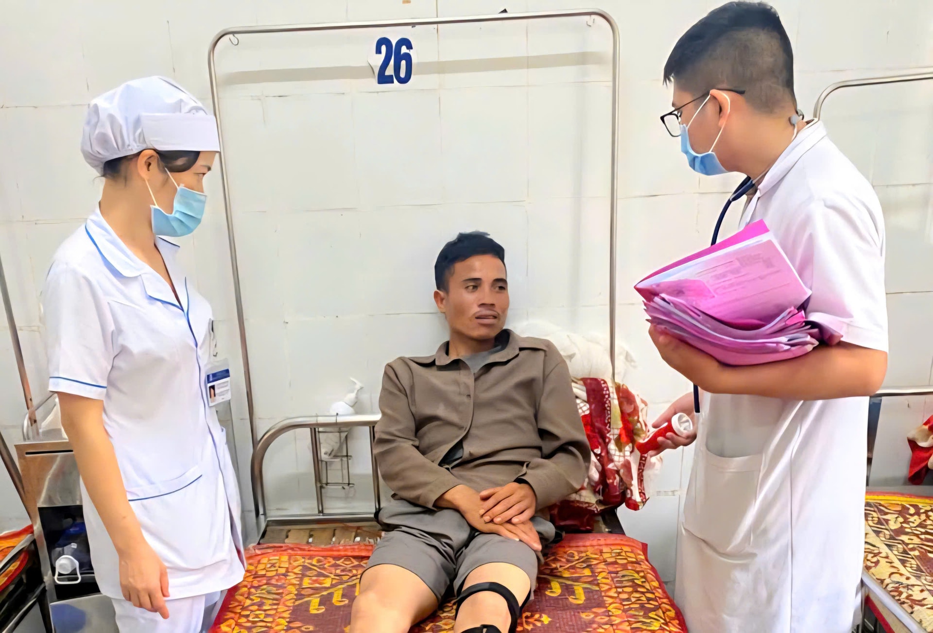 Một ngày sau vụ xe tải lao vào chợ, nhiều nạn nhân chưa hết bàng hoàng- Ảnh 1.