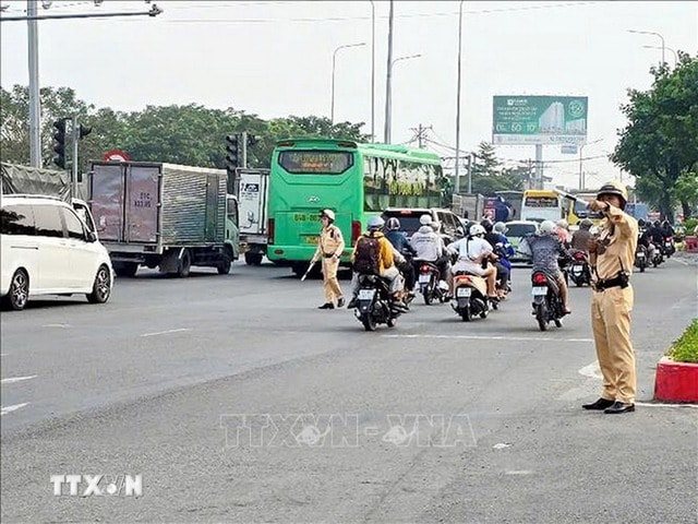 Yêu cầu cán bộ, chiến sỹ làm nhiệm vụ chỉ huy giao thông không dừng phương tiện- Ảnh 1.
