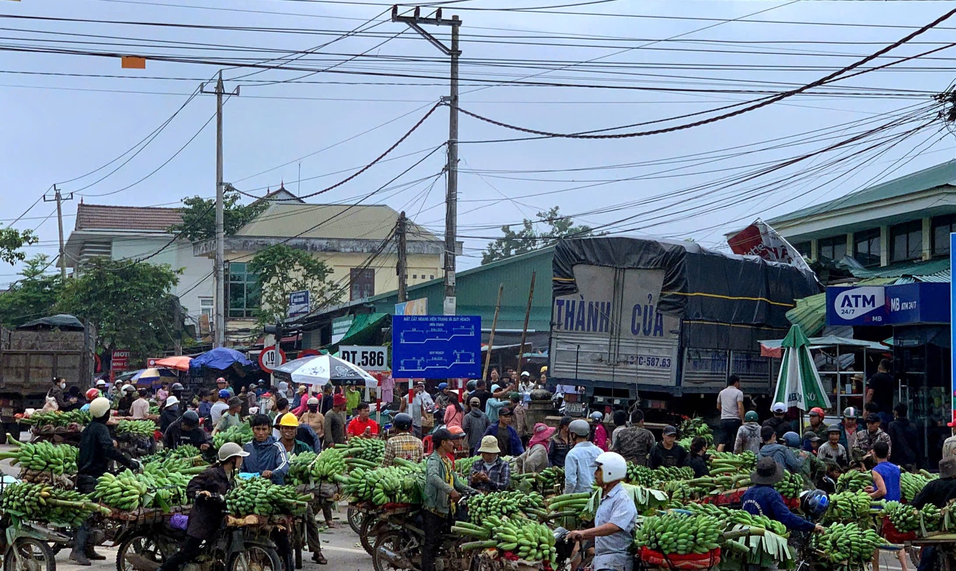 Di dời chợ chuối sau vụ xe tải lao vào chợ khiến nhiều người thương vong- Ảnh 1.