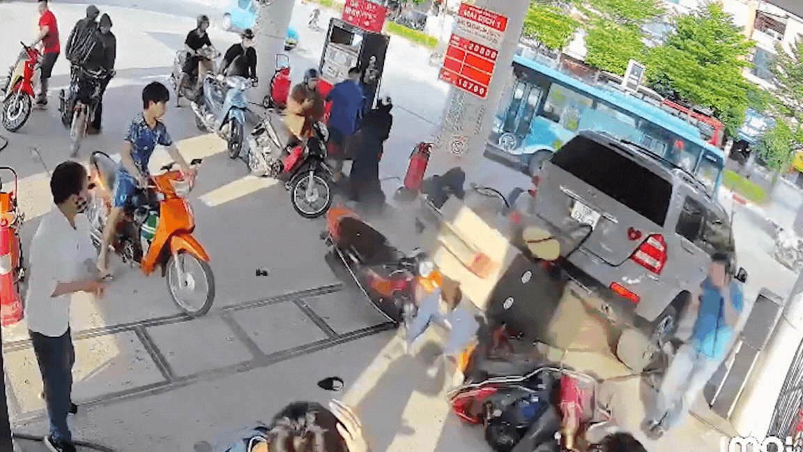 Ô tô Mercedes lùi trúng trụ bơm xăng ở Hà Nội gây cháy dữ dội, nhân viên hoảng hốt tháo chạy.