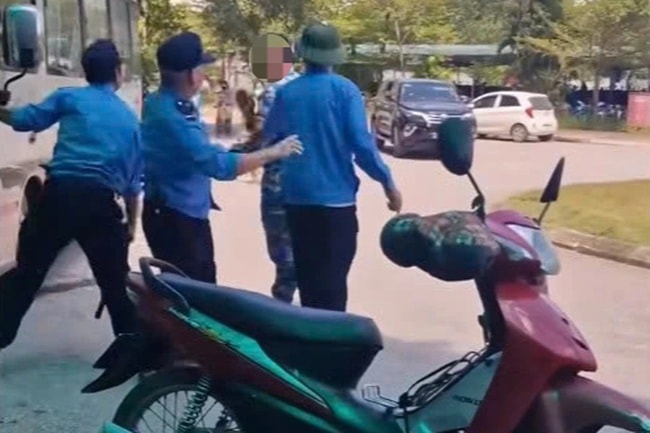 Chấm dứt hợp đồng lao động 3 bảo vệ hành hung người lái xe ôm trước cổng Bệnh viện Đa khoa số 1 Lào Cai- Ảnh 1. Chấm dứt hợp đồng lao động 3 bảo vệ hành hung người lái xe ôm trước cổng Bệnh viện Đa khoa số 1 Lào Cai- Ảnh 1.