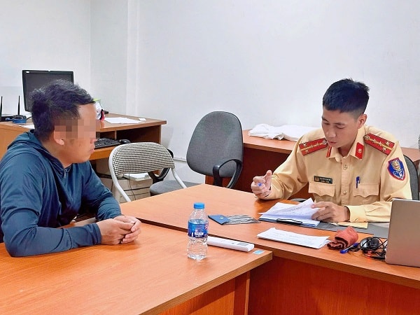 Xử phạt tài xế xe tải vượt đèn đỏ trên Quốc lộ 32 nhờ camera của người dân- Ảnh 1.