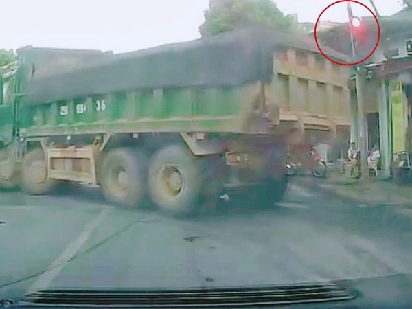 Xử phạt tài xế xe tải vượt đèn đỏ trên Quốc lộ 32 nhờ camera của người dân- Ảnh 2.