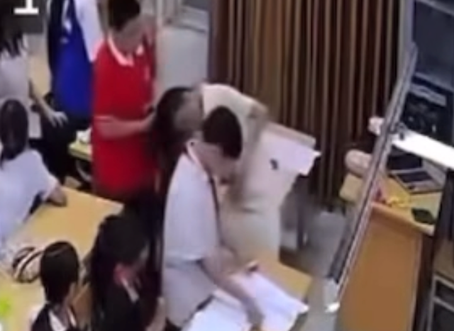 Hành vi học sinh đánh cô giáo - phản ứng 'vô cảm' hay hậu quả của tổn thương tâm lý?- Ảnh 1.