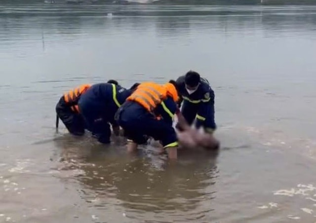 Tìm thấy thi thể thanh niên nghi nhảy cầu Hữu Nghị, phường Hòa Bình- Ảnh 1. Tìm thấy thi thể thanh niên nghi nhảy cầu Hữu Nghị, phường Hòa Bình- Ảnh 1.