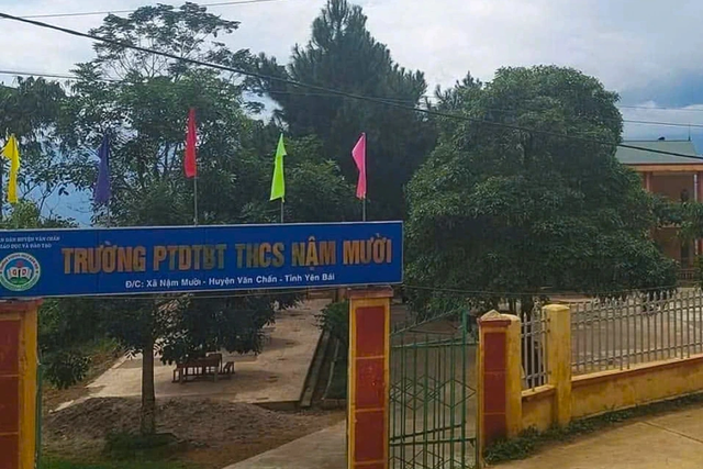 2 anh em ruột tử vong do cổng trường đổ vào người- Ảnh 1.