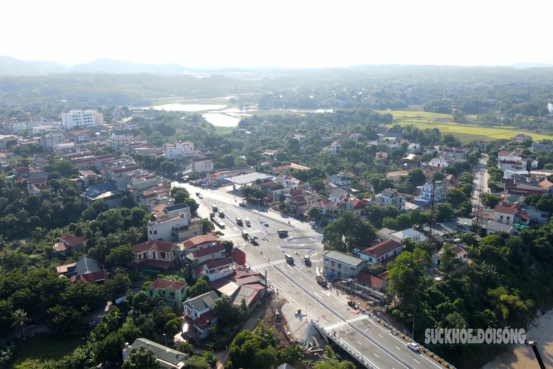 Cầu Phong Châu mới nối đôi bờ sông Hồng trước ngày khánh thành- Ảnh 13.
