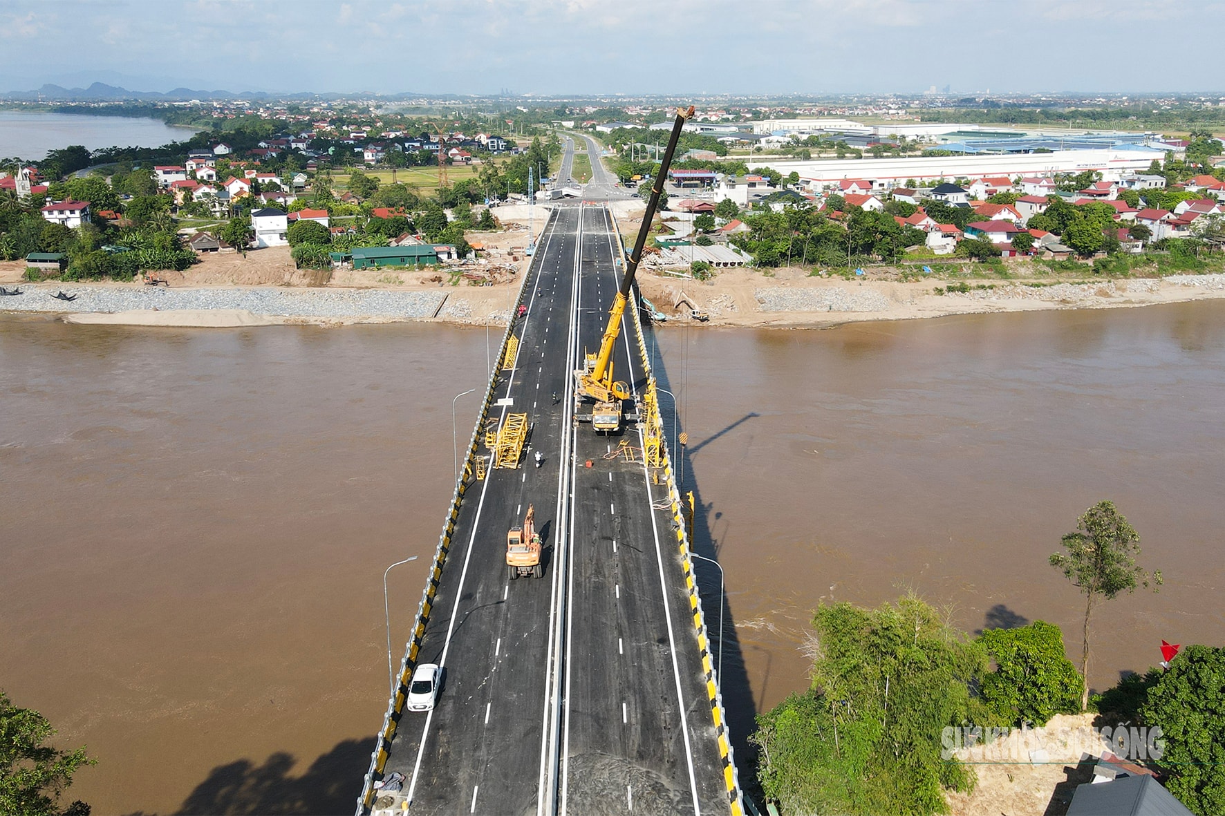 Cầu Phong Châu mới nối đôi bờ sông Hồng trước ngày khánh thành- Ảnh 3.