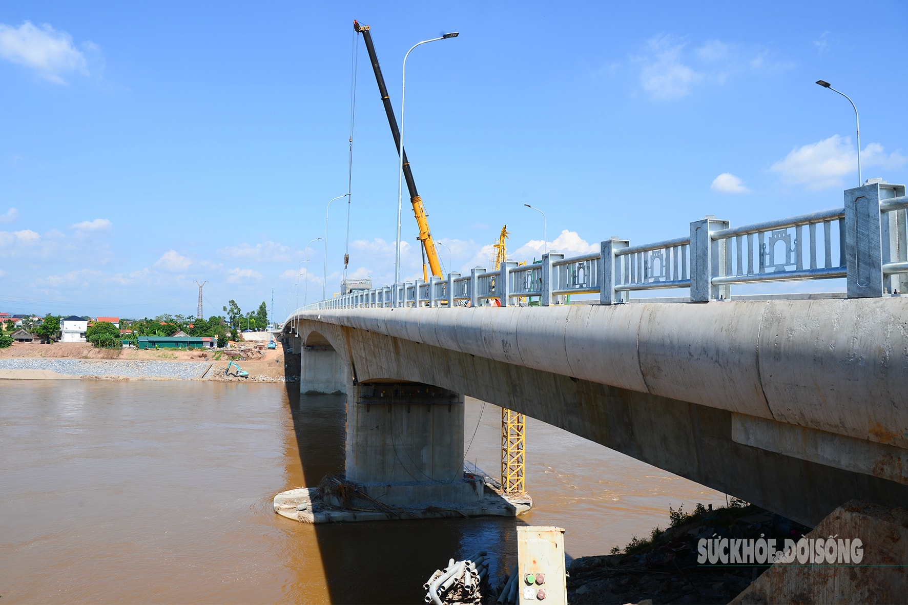 Cầu Phong Châu mới nối đôi bờ sông Hồng trước ngày khánh thành- Ảnh 9.