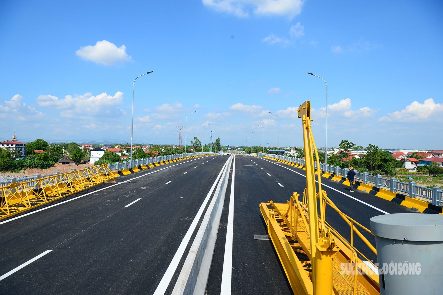 Cầu Phong Châu mới nối đôi bờ sông Hồng trước ngày khánh thành- Ảnh 1.