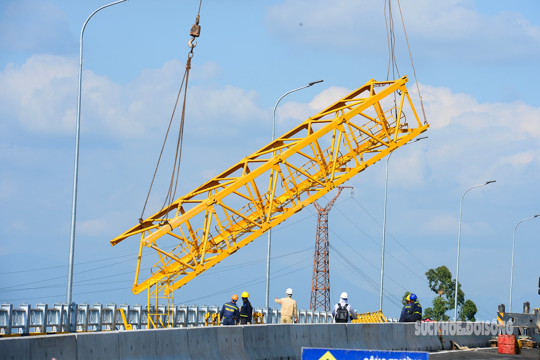 Cầu Phong Châu mới nối đôi bờ sông Hồng trước ngày khánh thành- Ảnh 2.