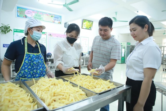 Chất lượng bữa ăn bán trú: Cần giám sát chặt chẽ, tránh hình thức- Ảnh 1.