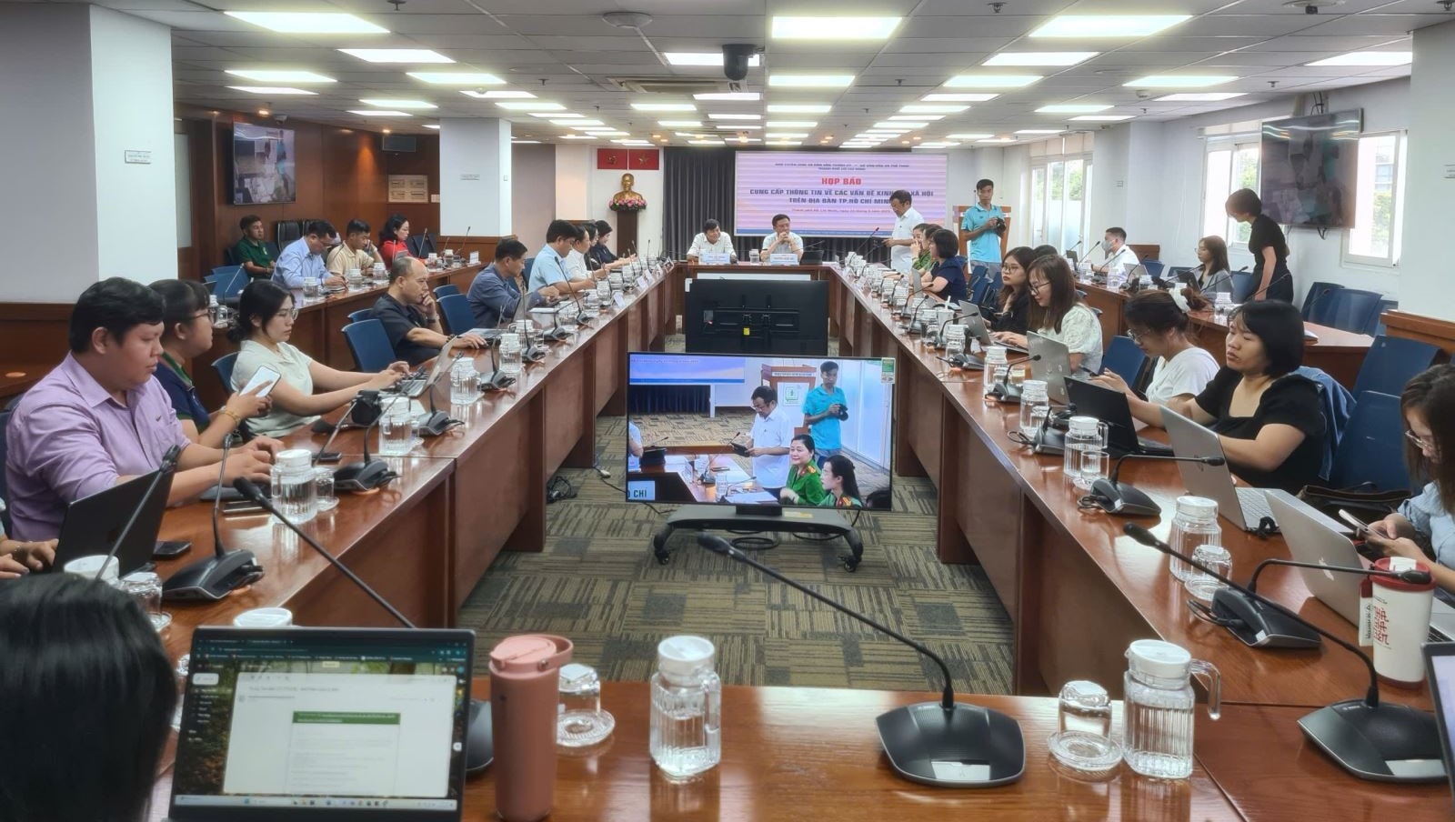 Công an TP Hồ Chí Minh làm việc với nhóm nhạc Ngũ Hổ Tướng trước nghi vấn quảng cáo cờ bạc trá hình- Ảnh 1.