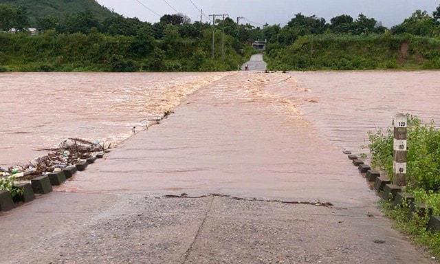 Bão số 10 di chuyển nhanh bất thường, các địa phương khẩn trương ứng phó- Ảnh 2.