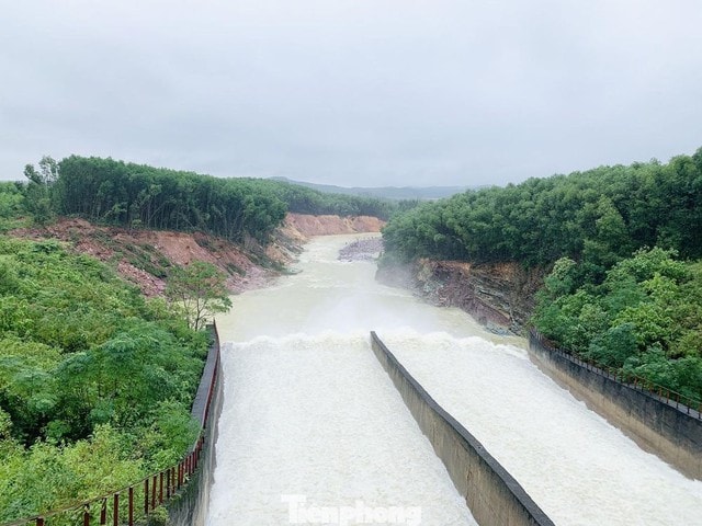 Nhiều hồ chứa ở Hà Tĩnh xả tràn ứng phó mưa lớn- Ảnh 1.