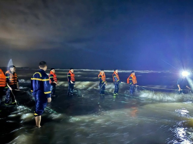 Hàng trăm người xuyên đêm tìm kiếm học sinh mất tích trên biển- Ảnh 2.