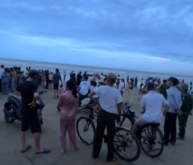 Hàng trăm người xuyên đêm tìm kiếm học sinh mất tích trên biển- Ảnh 1.