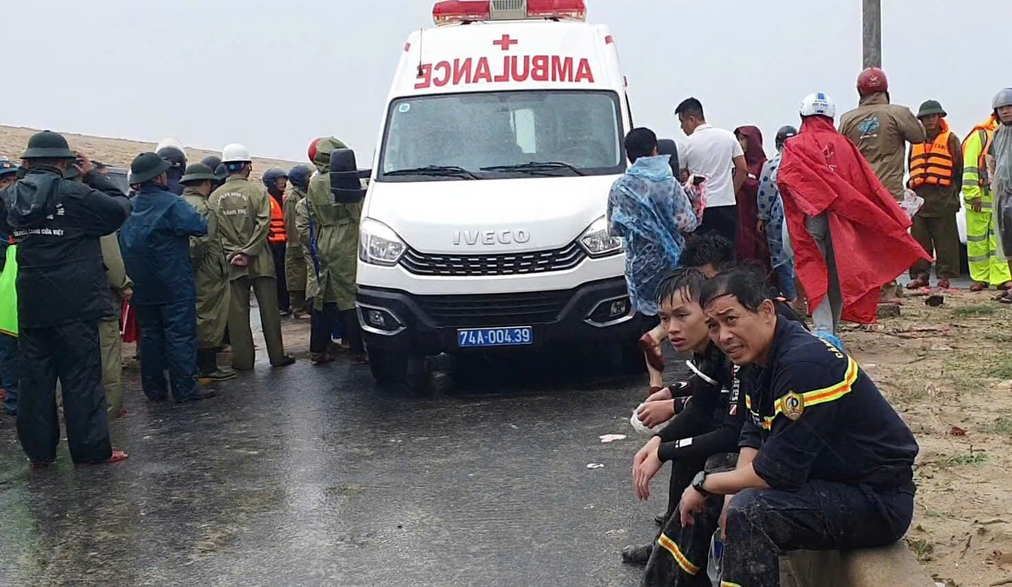 Ngành Y tế Quảng Trị ứng cứu thuyền viên vụ 2 tàu cá gặp nạn khi tránh bão- Ảnh 1.