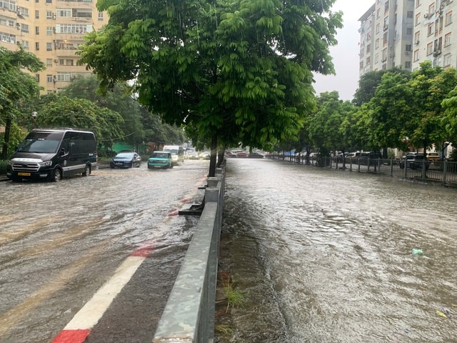 Cảnh báo mưa lớn, hàng loạt tuyến phố Hà Nội ngập úng- Ảnh 2.