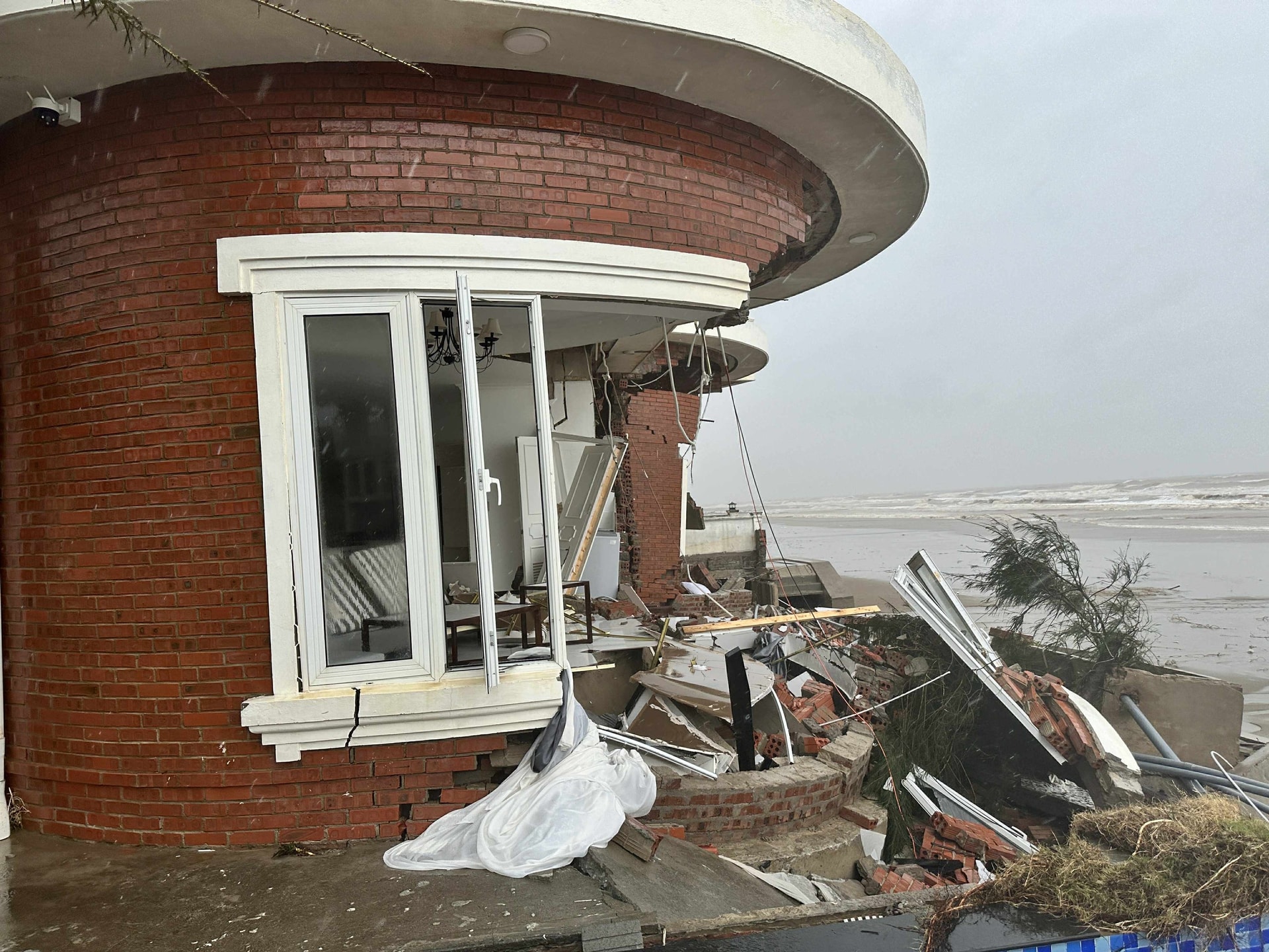 Nhiều căn villa ở Resort Hoa Tiên Xuân Thành vỡ nát sau bão- Ảnh 3.