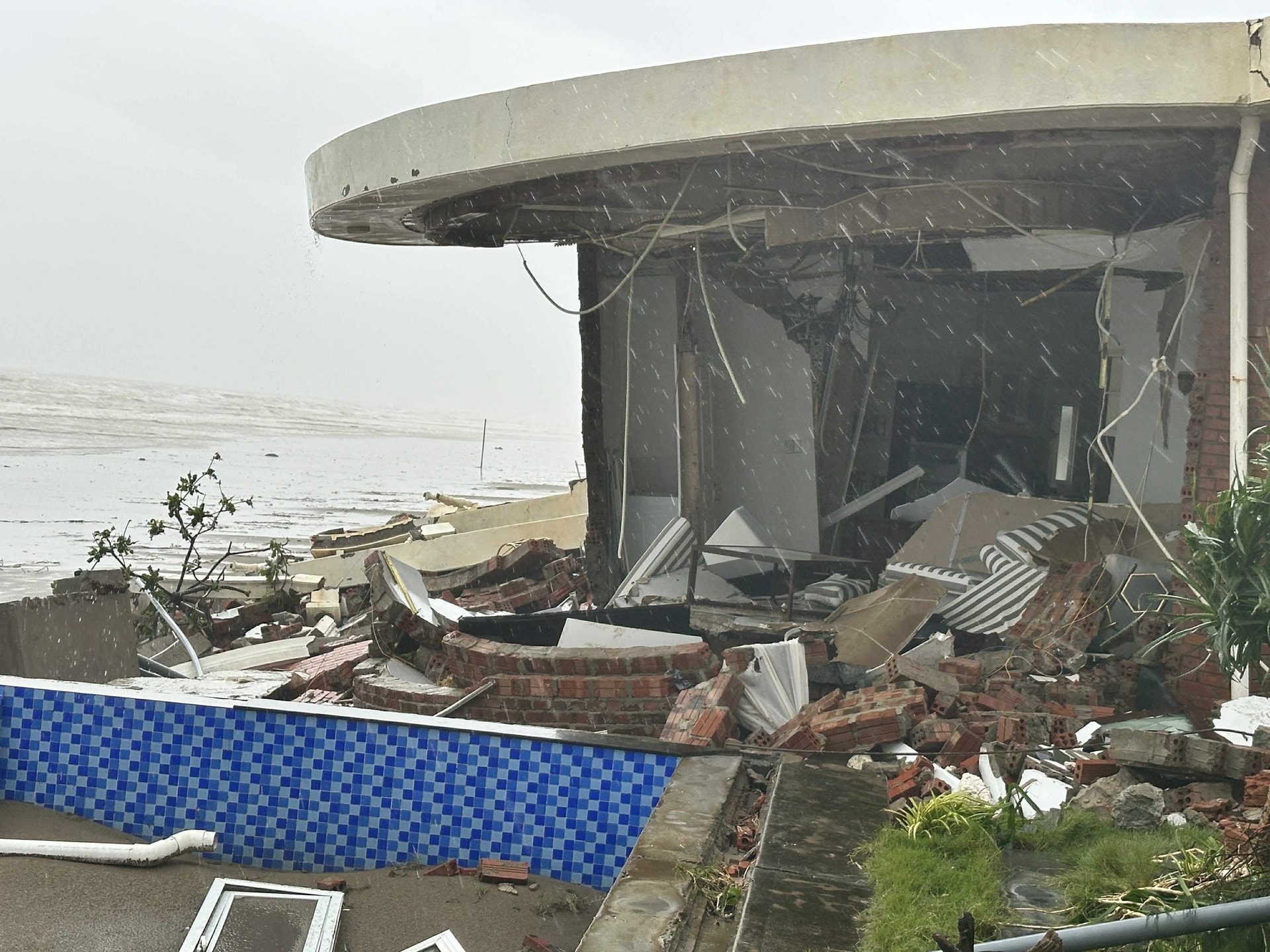 Nhiều căn villa ở Resort Hoa Tiên Xuân Thành vỡ nát sau bão- Ảnh 5.