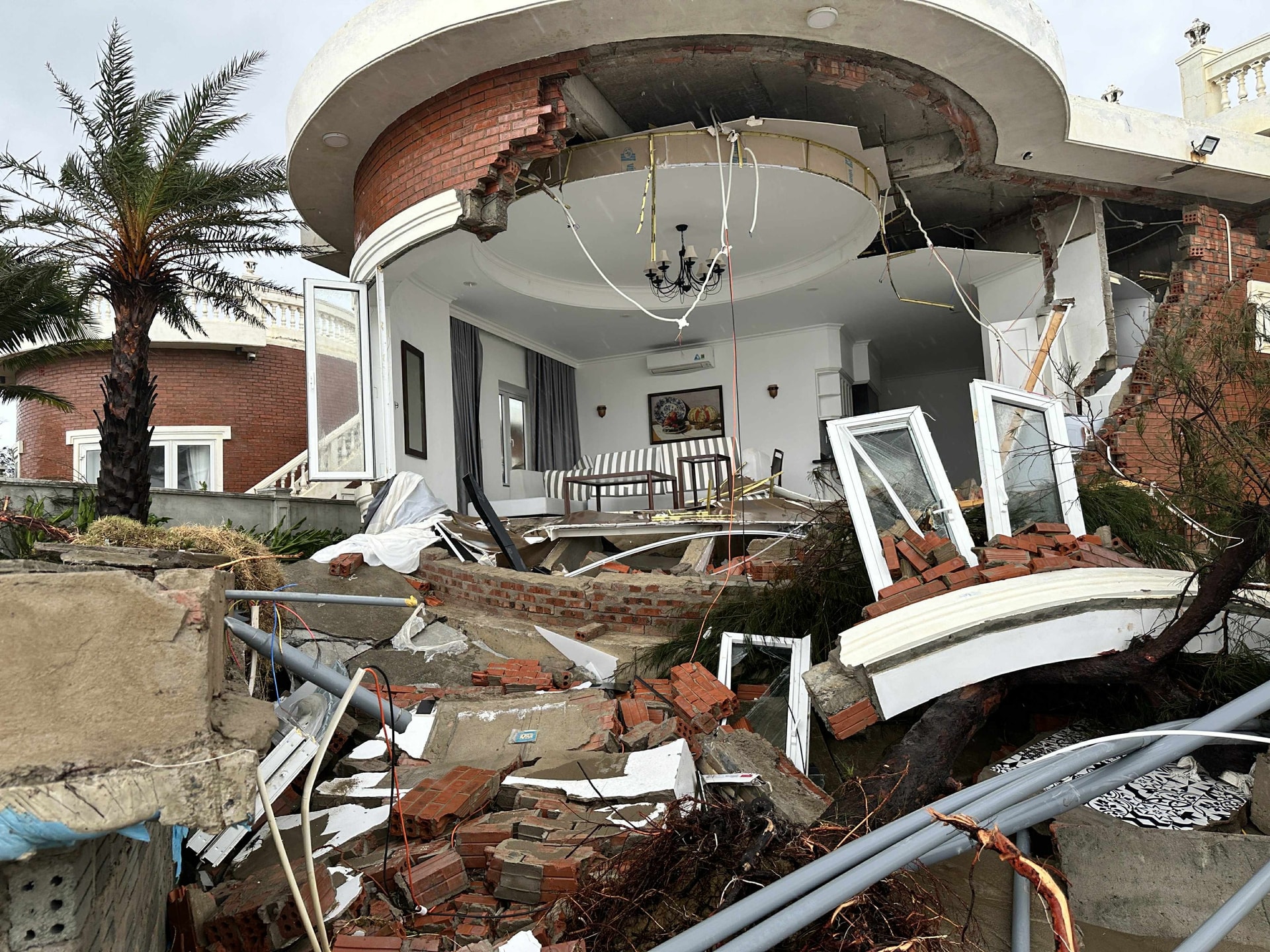 Nhiều căn villa ở Resort Hoa Tiên Xuân Thành vỡ nát sau bão- Ảnh 4.