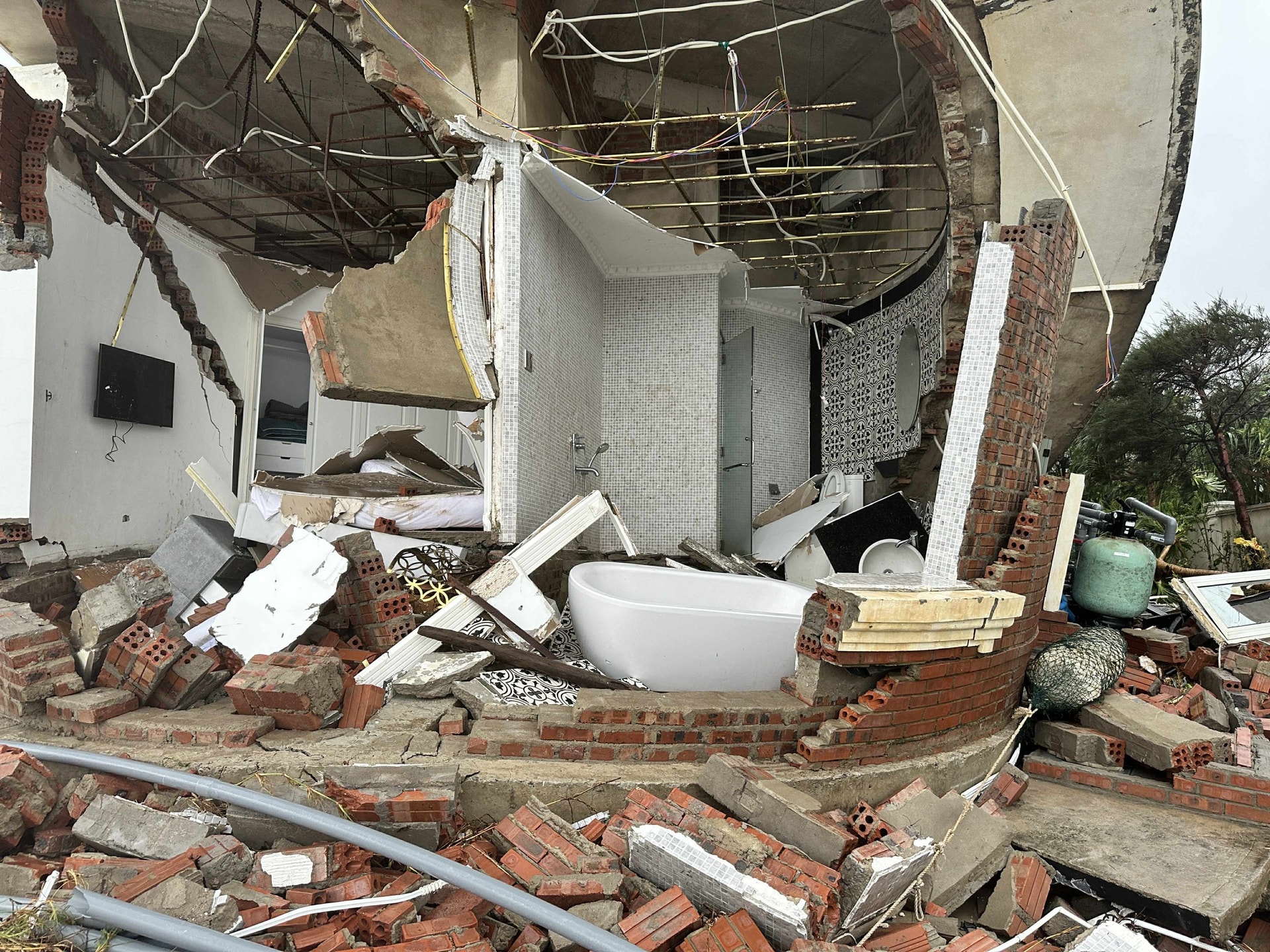 Nhiều căn villa ở Resort Hoa Tiên Xuân Thành vỡ nát sau bão- Ảnh 7.