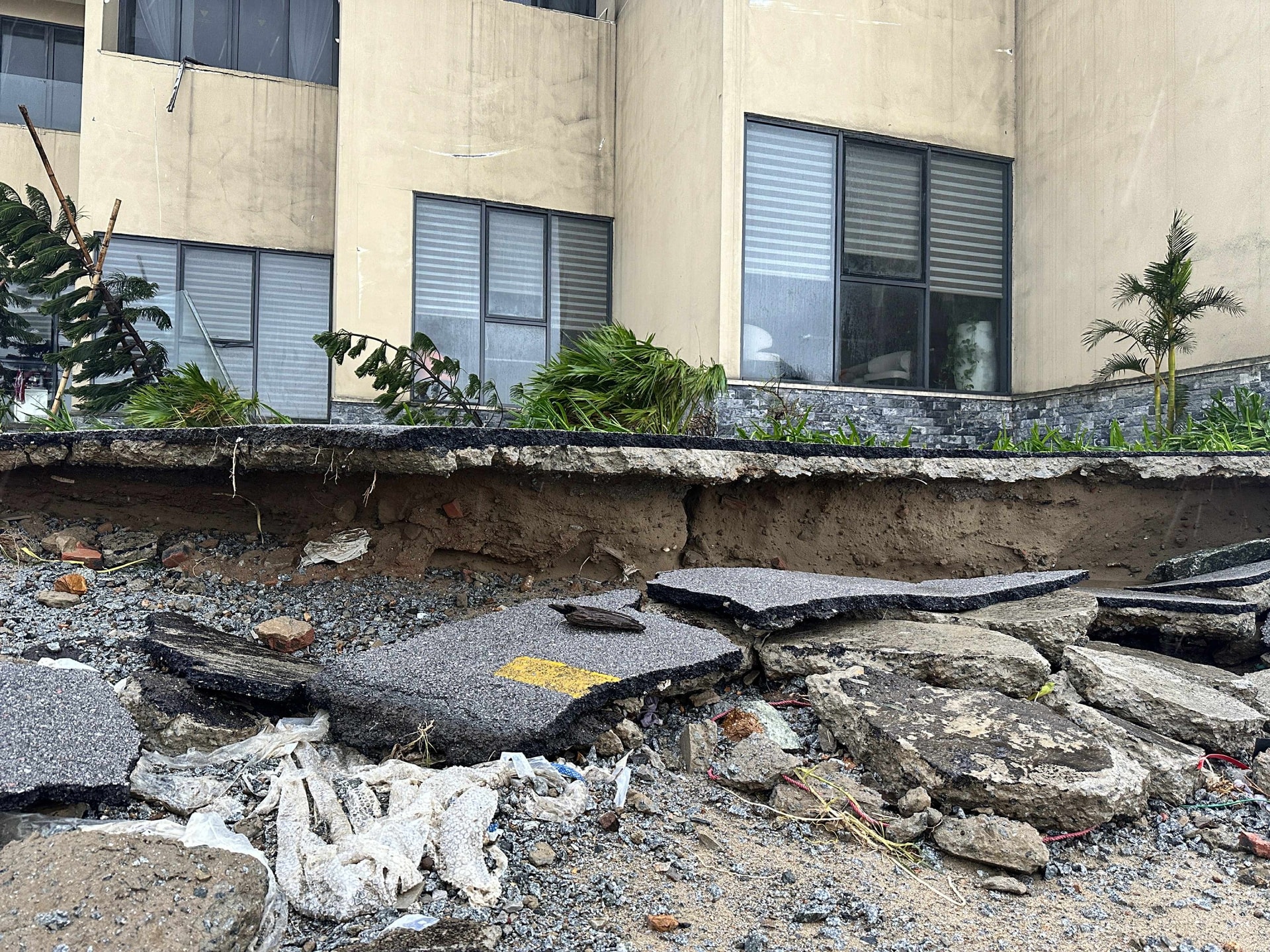 Nhiều căn villa ở Resort Hoa Tiên Xuân Thành vỡ nát sau bão- Ảnh 6.