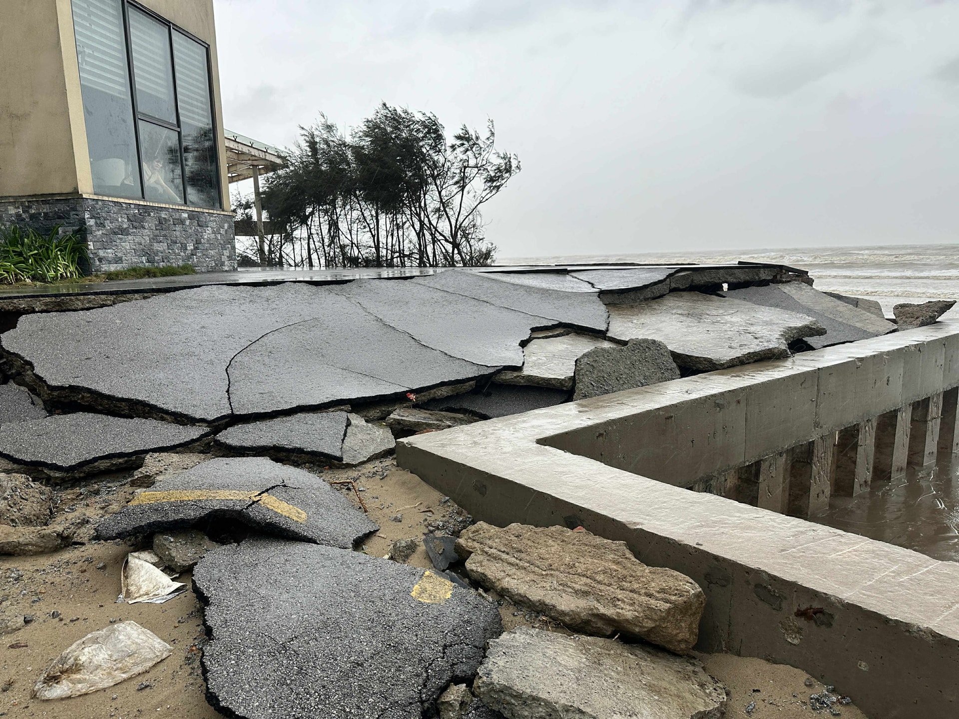 Nhiều căn villa ở Resort Hoa Tiên Xuân Thành vỡ nát sau bão- Ảnh 2.