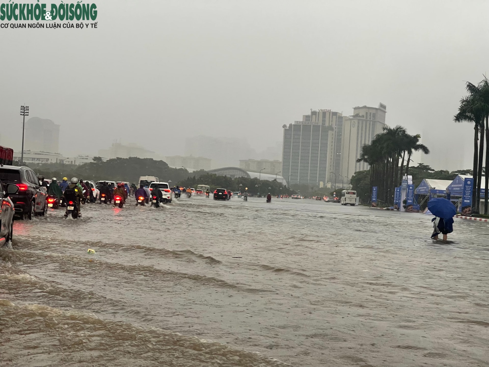 Hà Nội mưa như trút nước, nhiều tuyến đường ngập sâu- Ảnh 1.