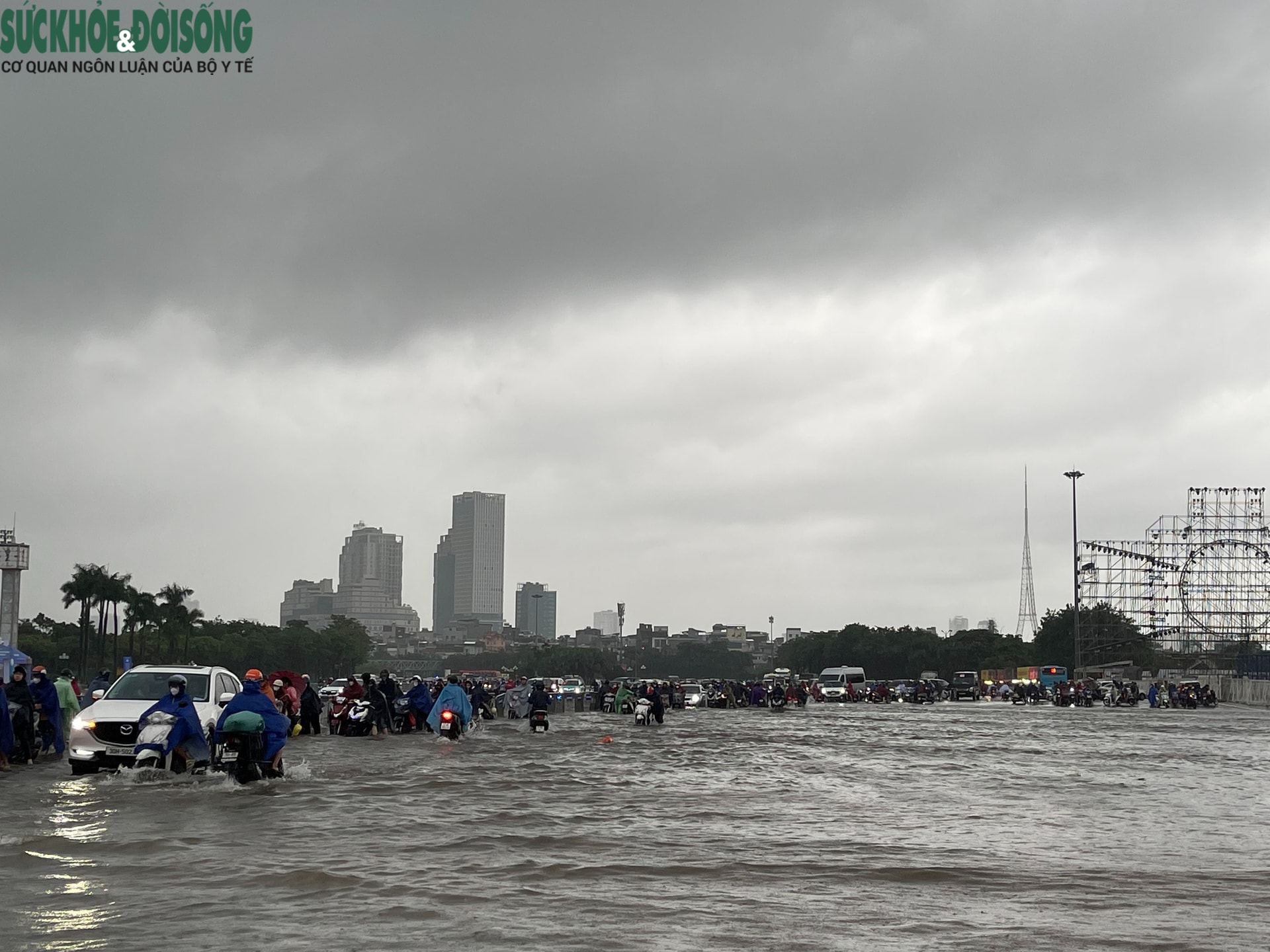 Hà Nội mưa như trút nước, nhiều tuyến đường ngập sâu- Ảnh 2.