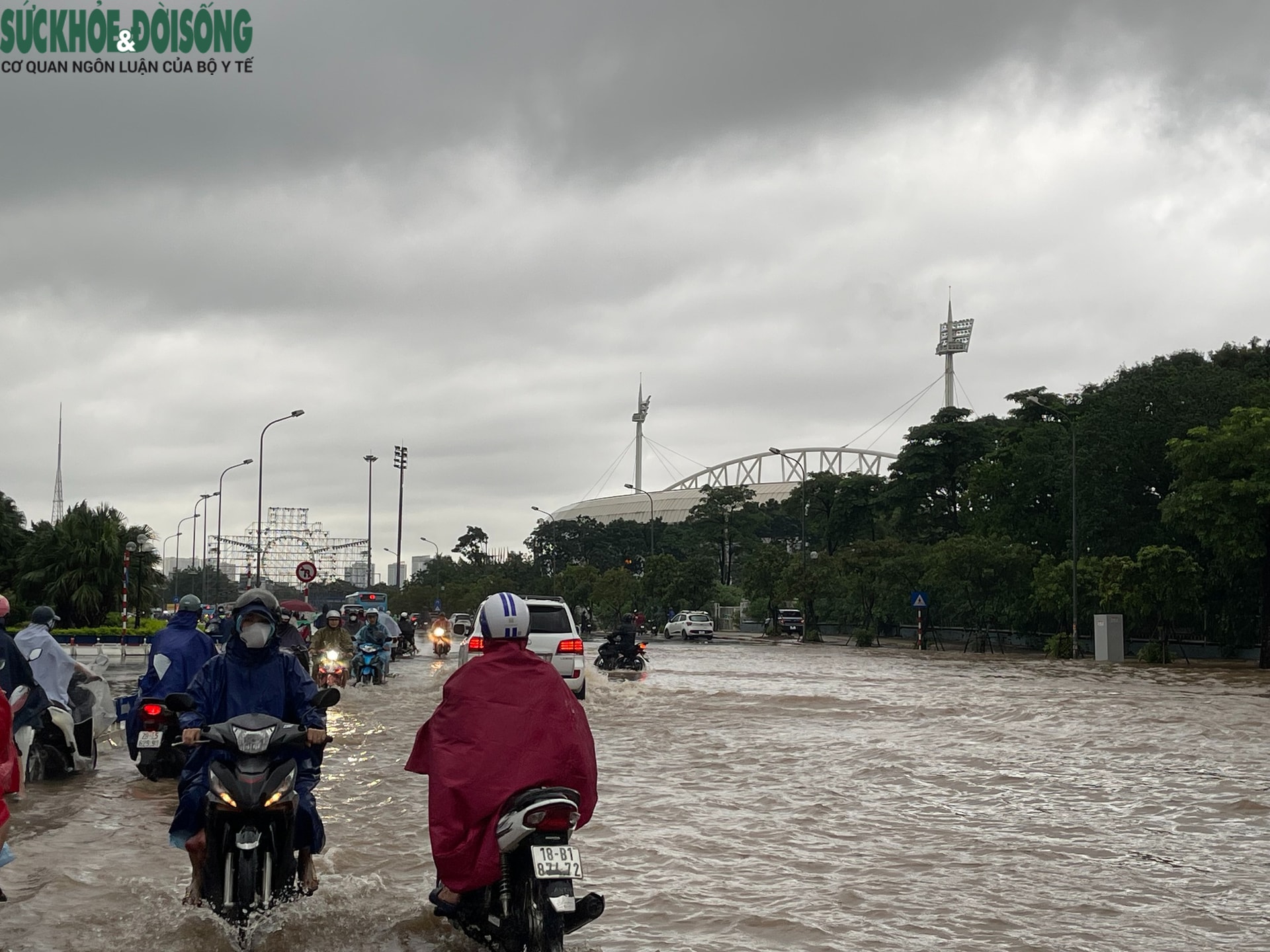 Hà Nội mưa như trút nước, nhiều tuyến đường ngập sâu- Ảnh 3.