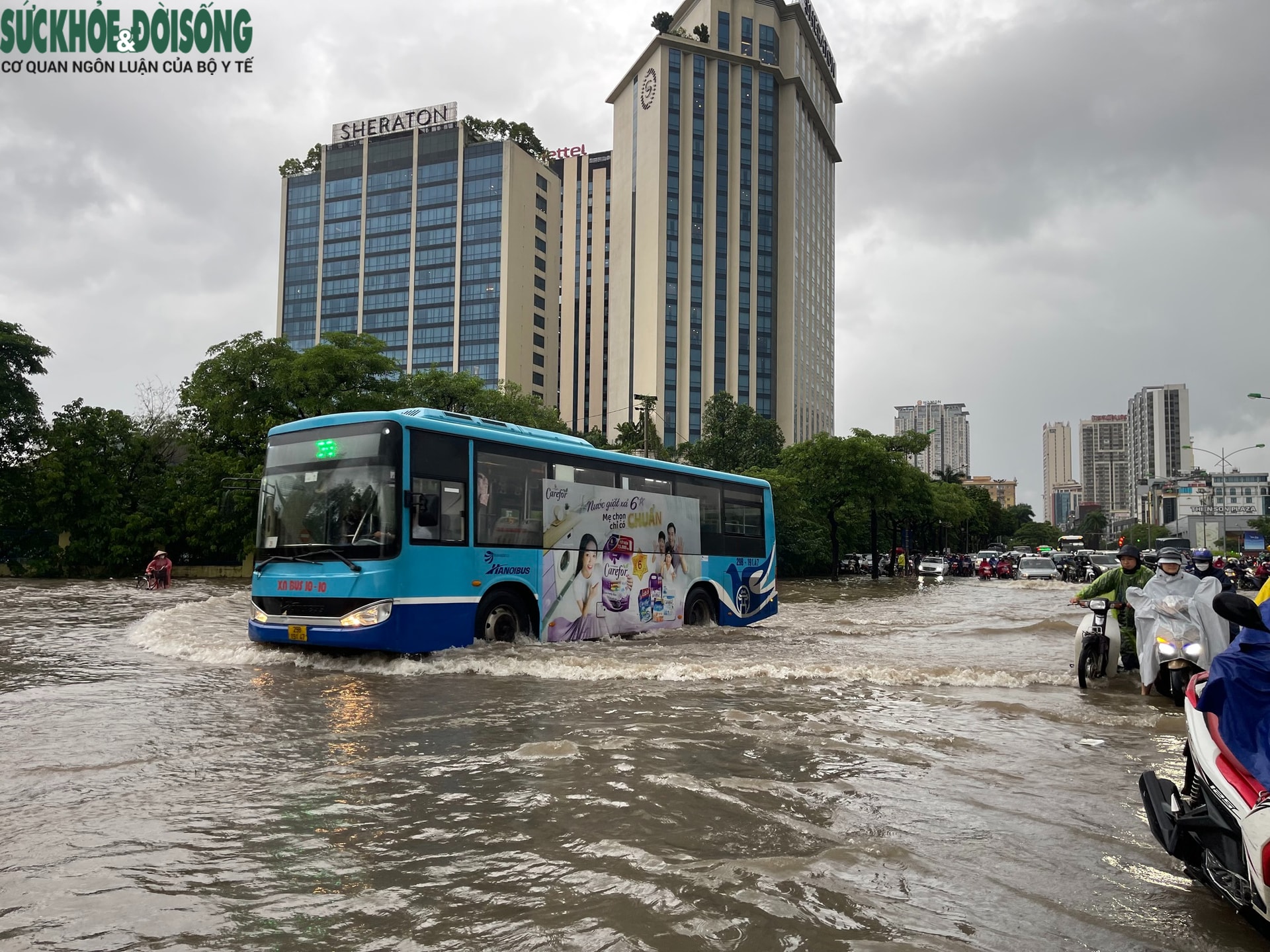 Hà Nội mưa như trút nước, nhiều tuyến đường ngập sâu- Ảnh 4.