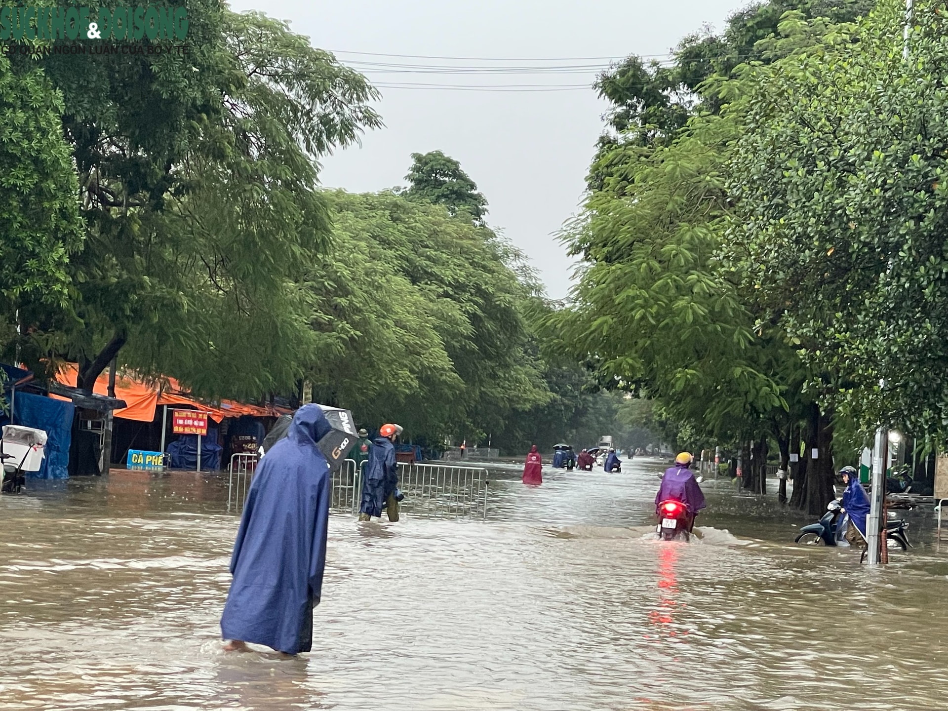 Hà Nội mưa như trút nước, nhiều tuyến đường ngập sâu- Ảnh 5.