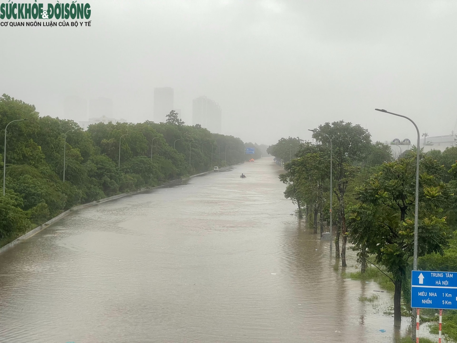 Hà Nội mưa như trút nước, nhiều tuyến đường ngập sâu- Ảnh 6.