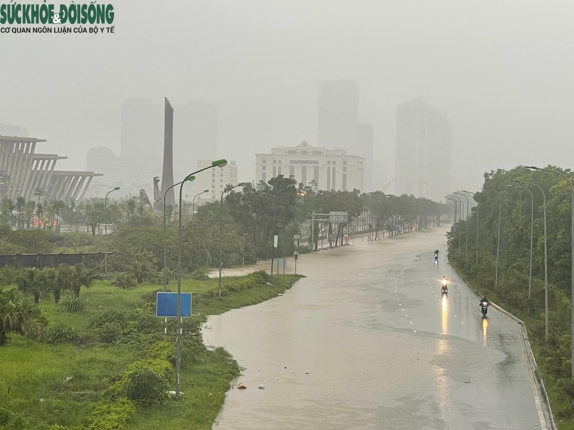 Hà Nội mưa như trút nước, nhiều tuyến đường ngập sâu- Ảnh 7.