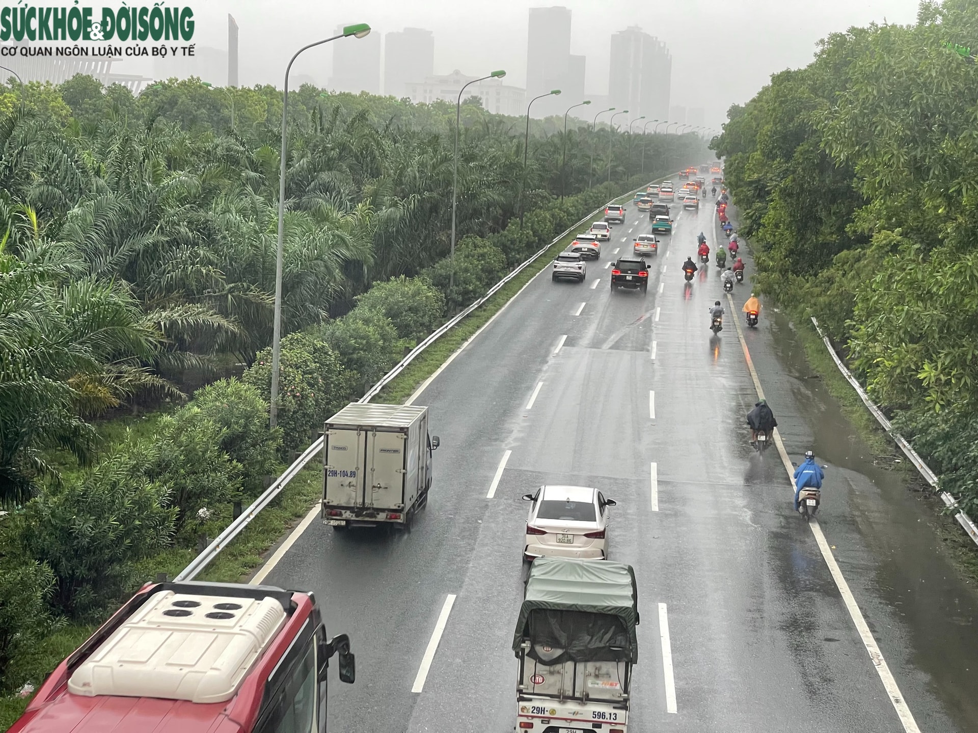 Hà Nội mưa như trút nước, nhiều tuyến đường ngập sâu- Ảnh 8.