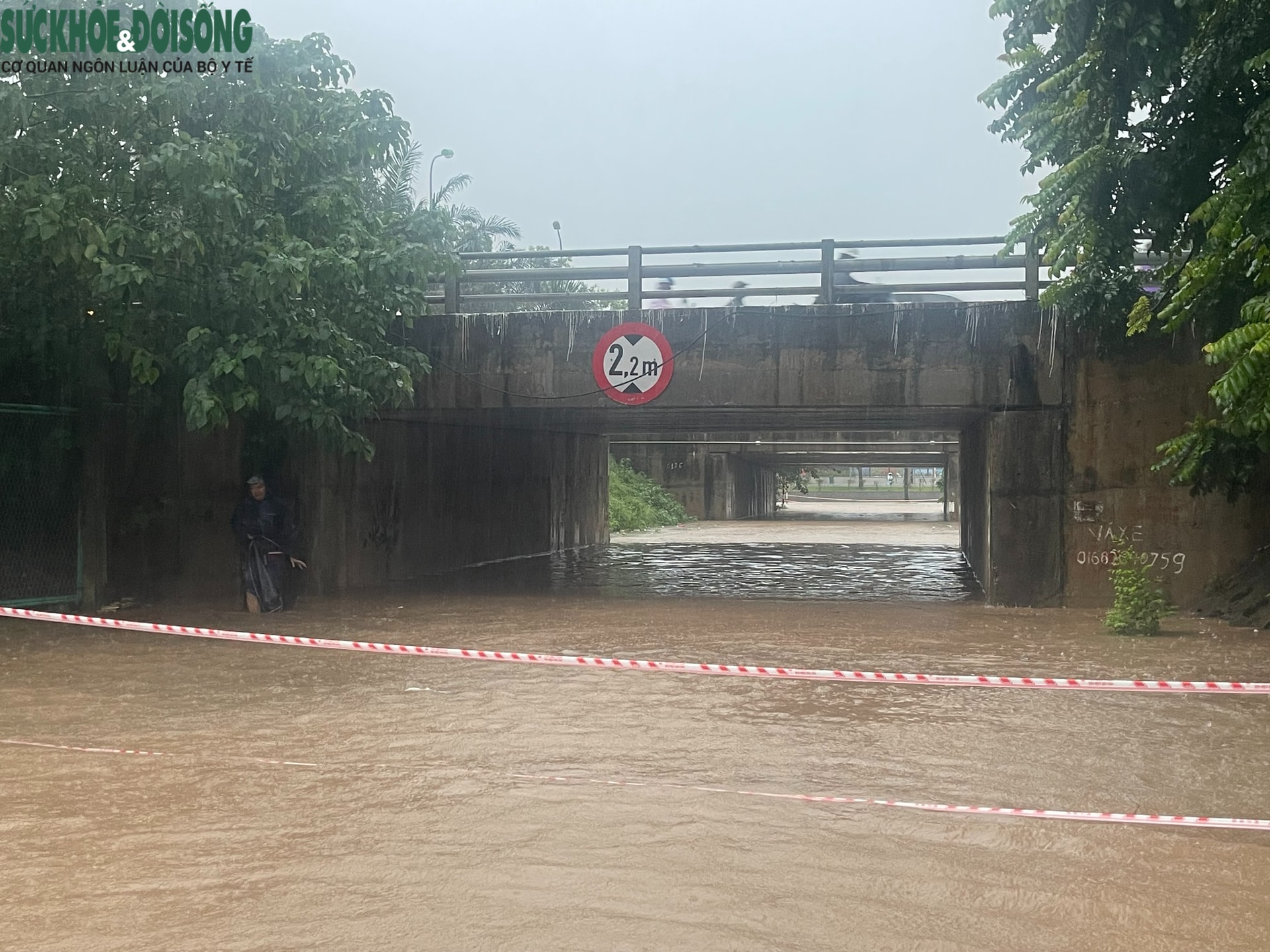 Hà Nội mưa như trút nước, nhiều tuyến đường ngập sâu- Ảnh 9.