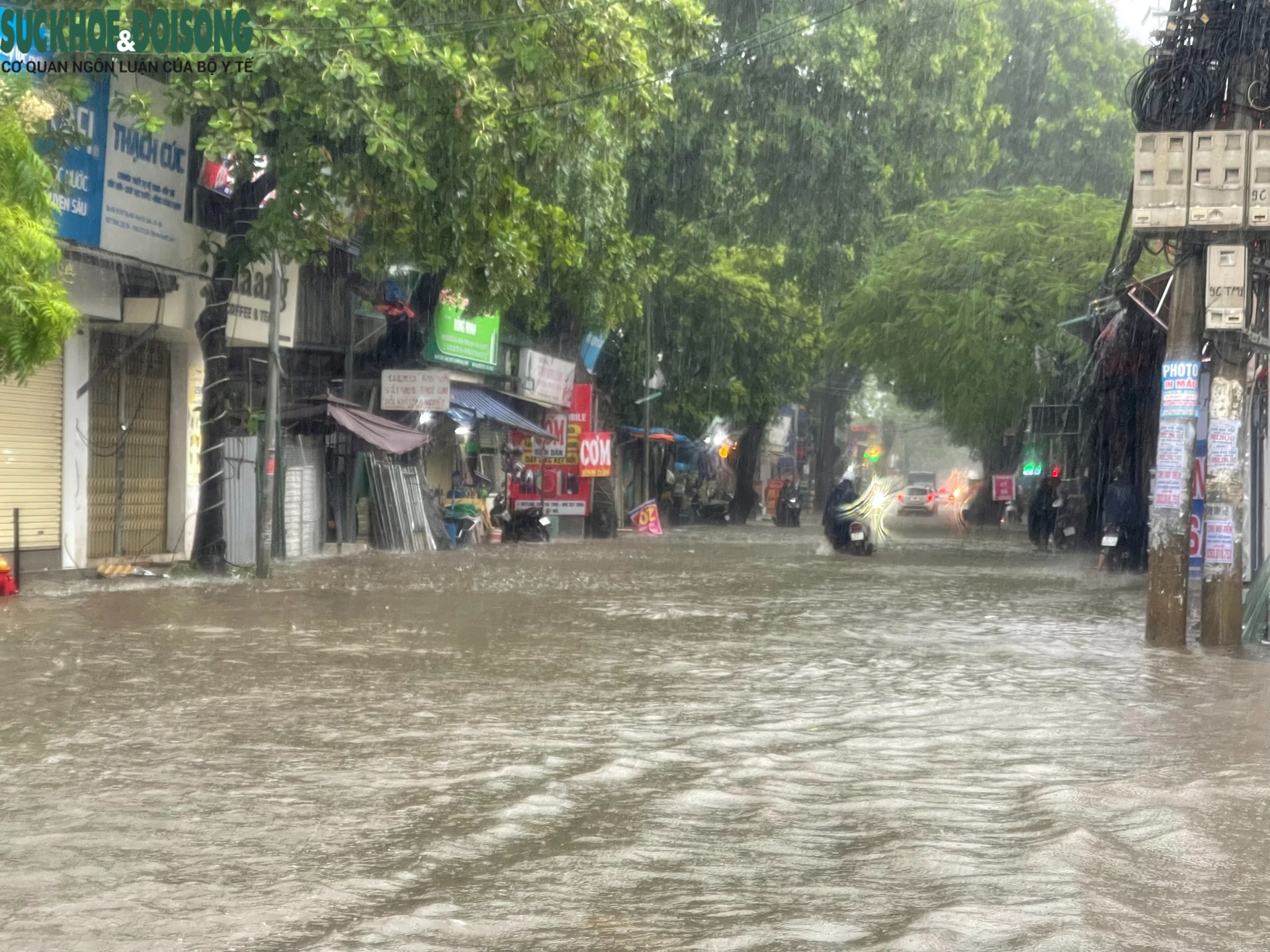 Hà Nội mưa như trút nước, nhiều tuyến đường ngập sâu- Ảnh 10.