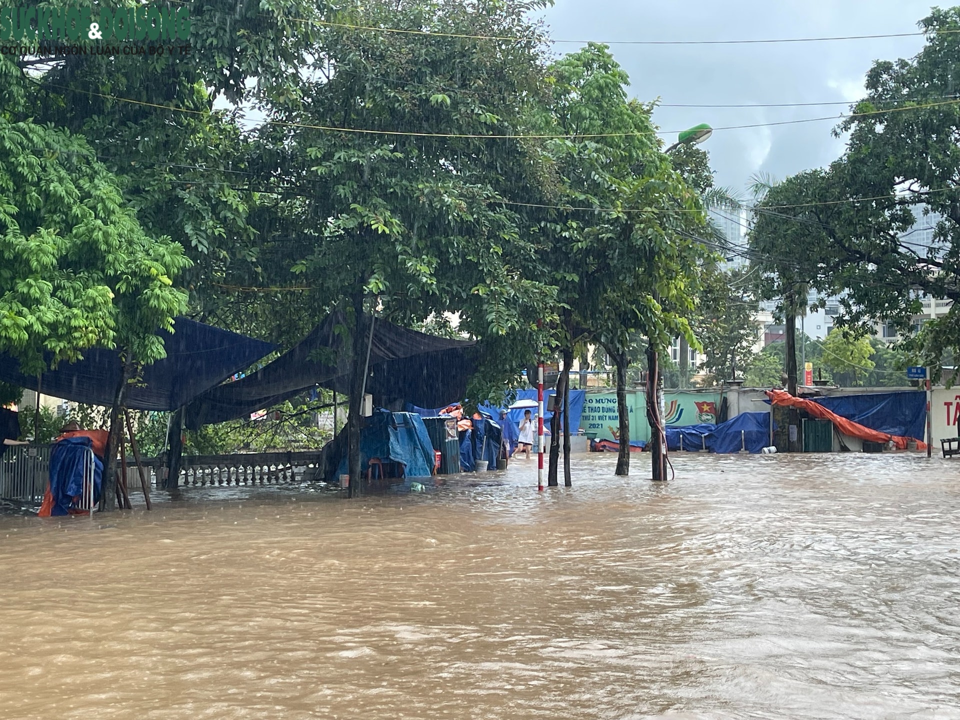 Hà Nội mưa như trút nước, nhiều tuyến đường ngập sâu- Ảnh 11.