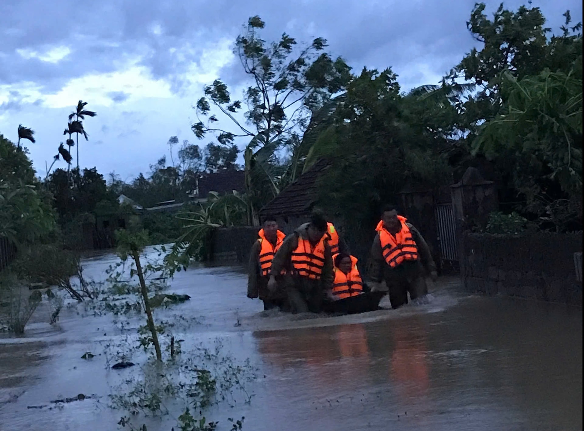 Nhà ngập tới nóc, người dân Nghệ An xuyên đêm chạy lũ- Ảnh 1.