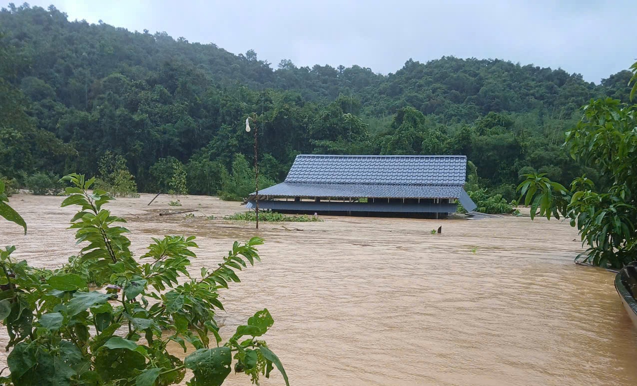 Nhà ngập tới nóc, người dân Nghệ An xuyên đêm chạy lũ- Ảnh 20.