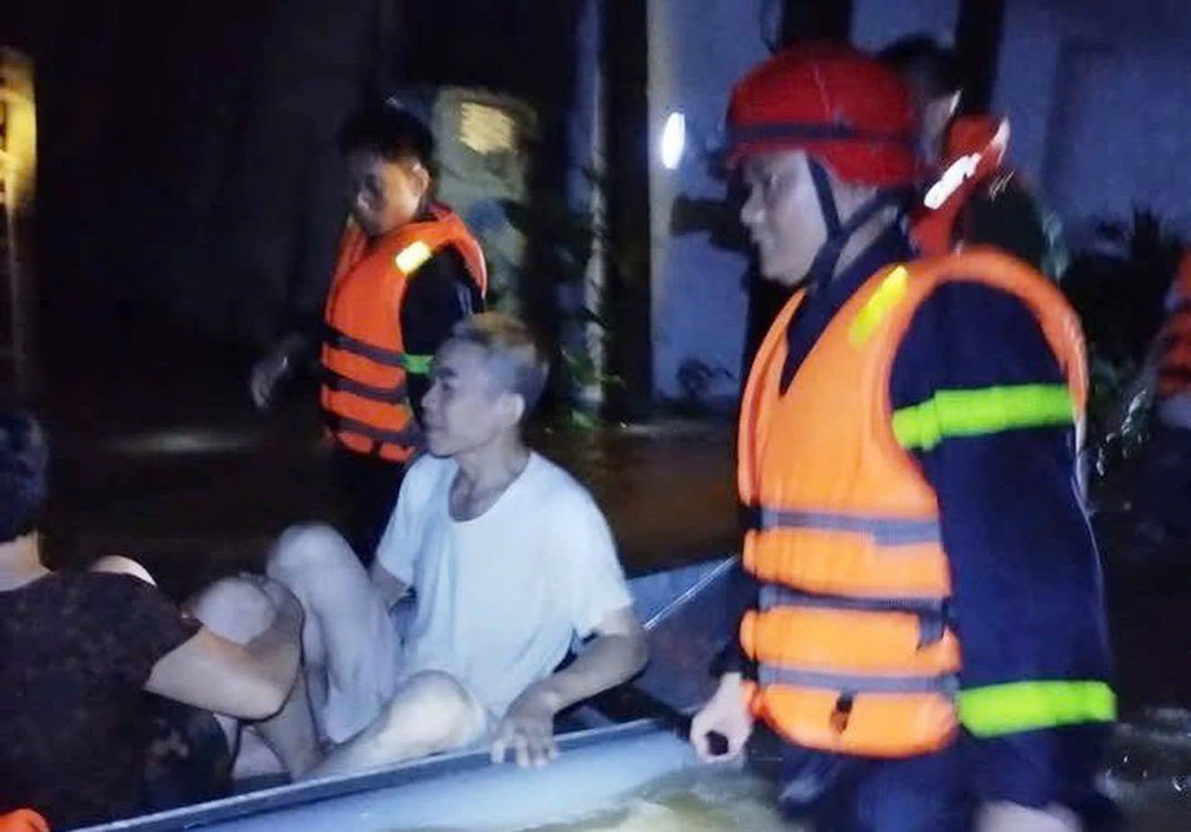 Nhà ngập tới nóc, người dân Nghệ An xuyên đêm chạy lũ- Ảnh 2.