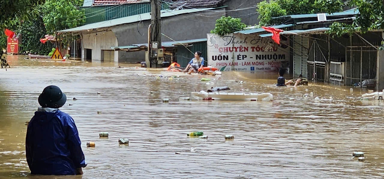 Nhà ngập tới nóc, người dân Nghệ An xuyên đêm chạy lũ- Ảnh 17.