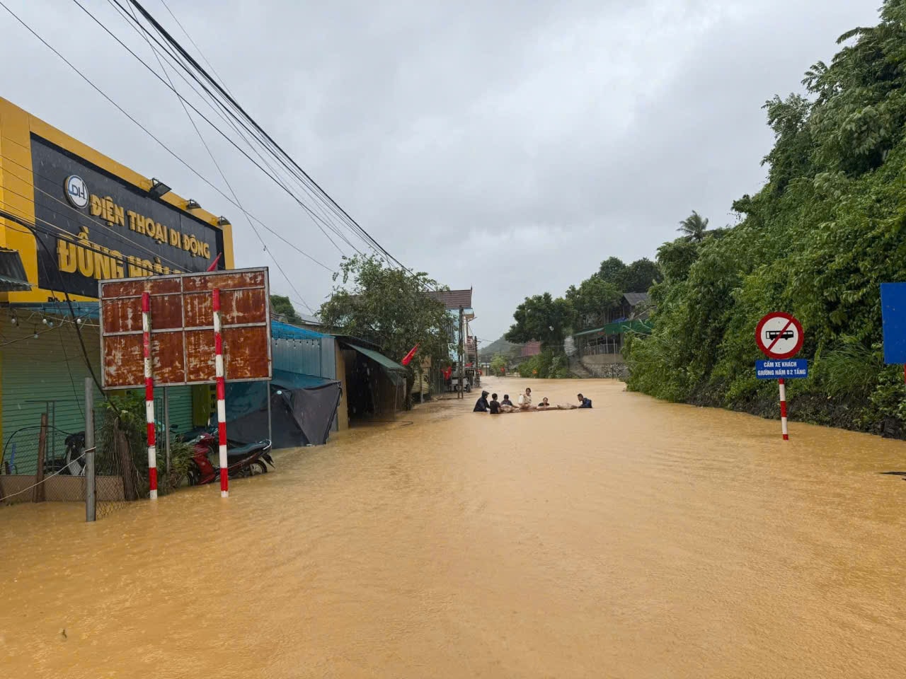Nhà ngập tới nóc, người dân Nghệ An xuyên đêm chạy lũ- Ảnh 18.