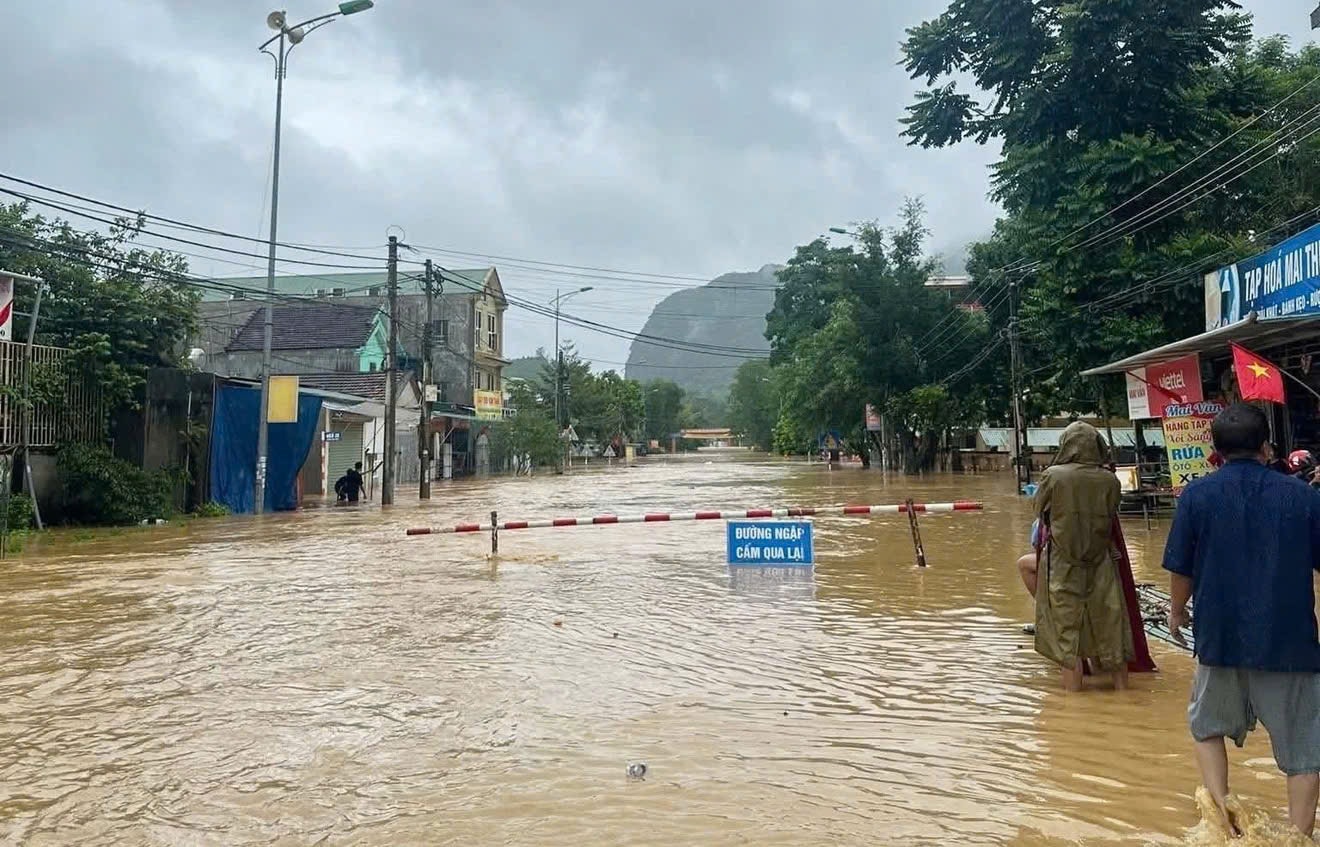 Nhà ngập tới nóc, người dân Nghệ An xuyên đêm chạy lũ- Ảnh 7.