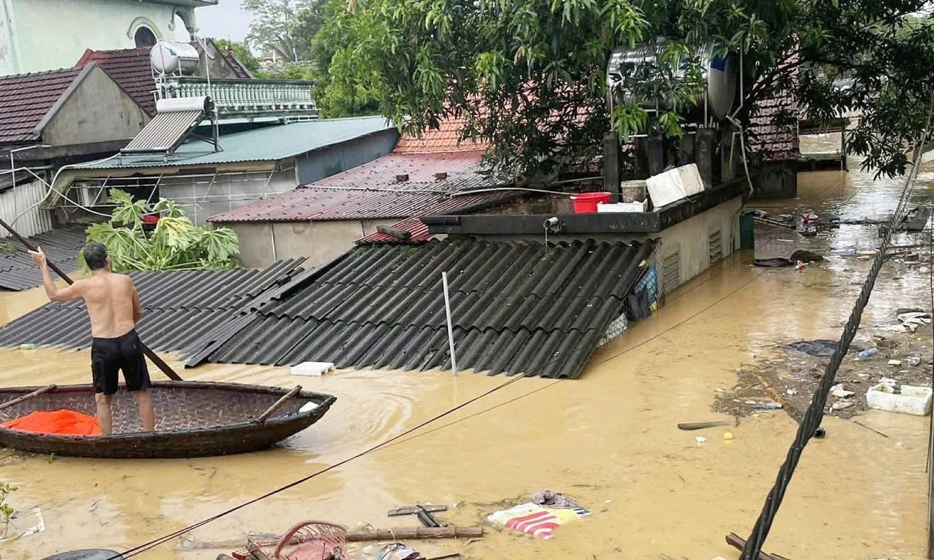 Nhà ngập tới nóc, người dân Nghệ An xuyên đêm chạy lũ- Ảnh 8.