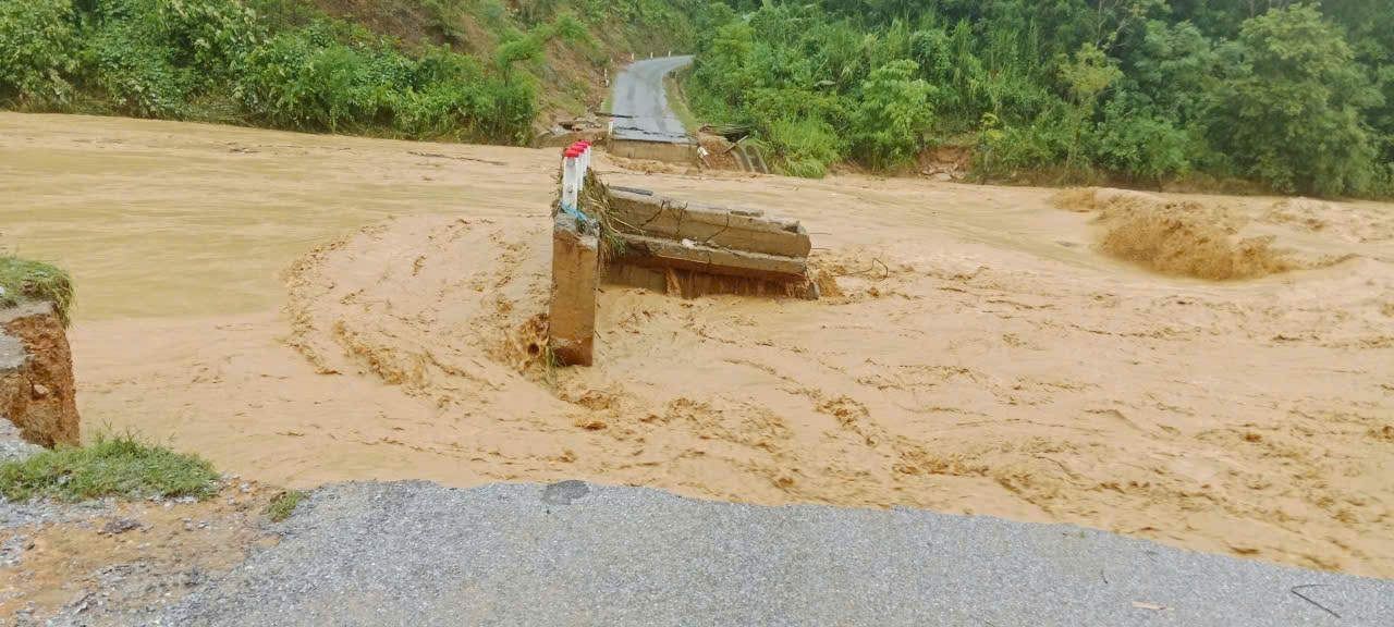 Nhà ngập tới nóc, người dân Nghệ An xuyên đêm chạy lũ- Ảnh 19.