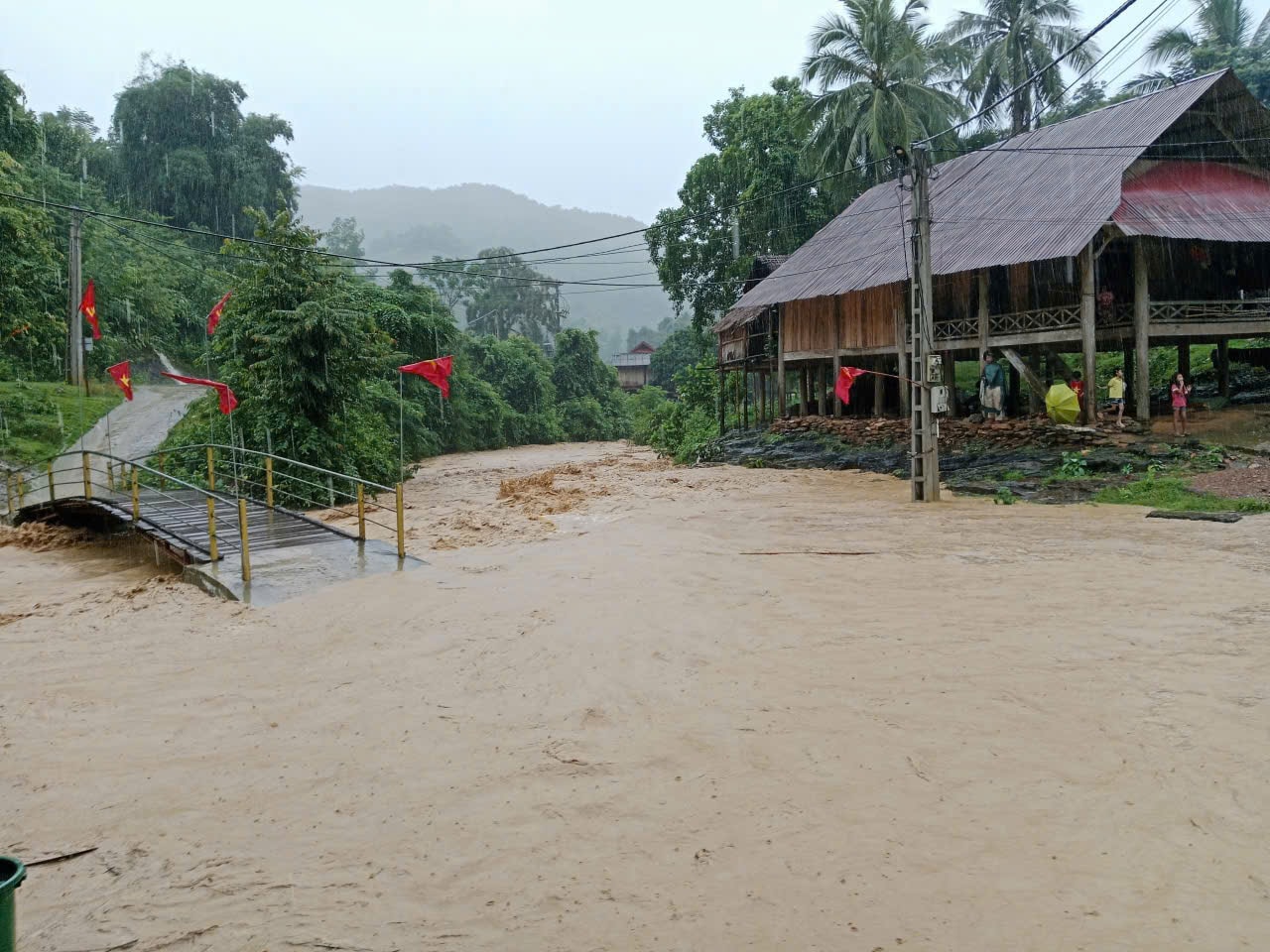 Nhà ngập tới nóc, người dân Nghệ An xuyên đêm chạy lũ- Ảnh 21.