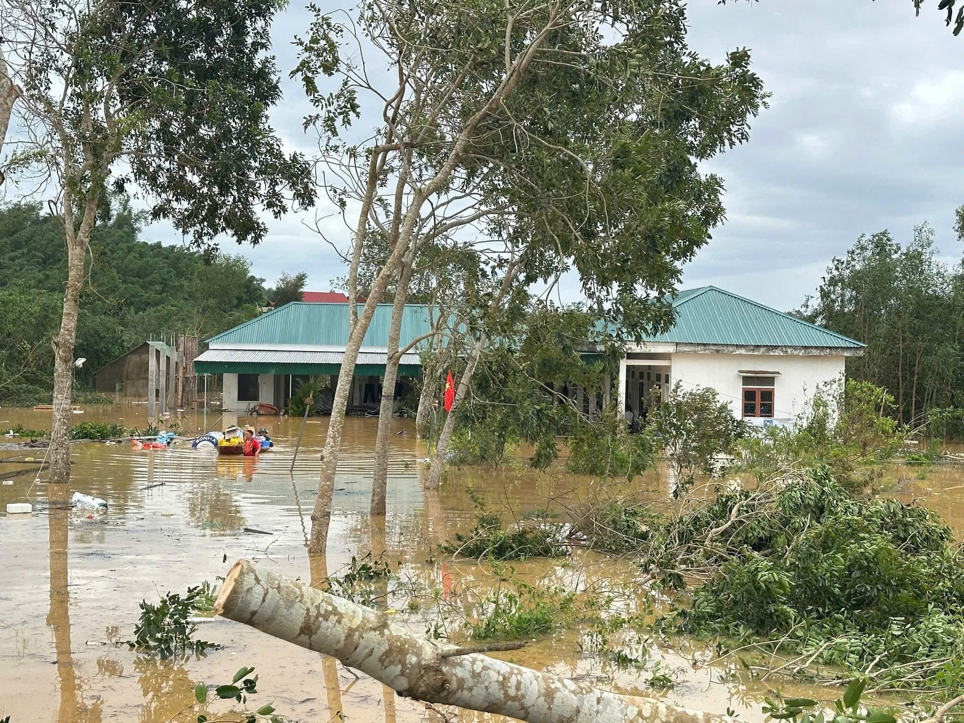 Nhà ngập tới nóc, người dân Nghệ An xuyên đêm chạy lũ- Ảnh 10.